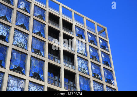 Esterno del nuovo Zeitz MOCAA, in una storica silos edificio, progettato da Thomas Heatherwick, sul lungomare V&A, a Cape Town, Sud Africa Foto Stock