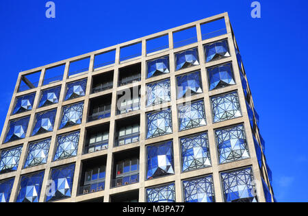 Esterno del nuovo Zeitz MOCAA, in una storica silos edificio, progettato da Thomas Heatherwick, sul lungomare V&A, a Cape Town, Sud Africa Foto Stock