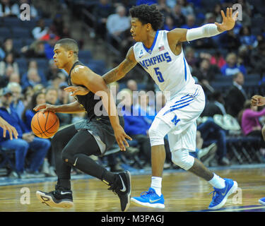 Memphis, Stati Uniti d'America. Xi Febbraio, 2018. Memphis Tigers guardia, Kareem Brewton Jr. (5), tenta di rubare la palla dalla difesa UCF. UCF sconfitto Memphis, 68-64, al FedEx Forum. Credito: Cal Sport Media/Alamy Live News Foto Stock