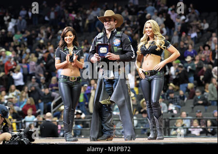 Kansas City, Missouri, Stati Uniti d'America. Xi Febbraio, 2018. GUILHERME MARCHI è presentato alla folla dopo la sua vittoria in PBR Caterpillar Classic tenutosi presso il centro di Sprint in Kansas City, Missouri. Credito: Amy Sanderson/ZUMA filo/Alamy Live News Foto Stock