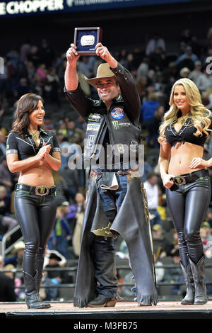 Kansas City, Missouri, Stati Uniti d'America. Xi Febbraio, 2018. GUILHERME MARCHI è presentato alla folla dopo la sua vittoria in PBR Caterpillar Classic tenutosi presso il centro di Sprint in Kansas City, Missouri. Credito: Amy Sanderson/ZUMA filo/Alamy Live News Foto Stock