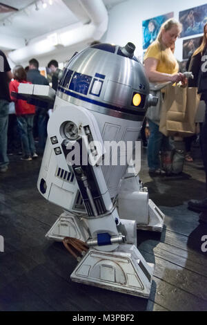 Las Vegas, Stati Uniti d'America. 09Feb, 2018. R2D2 attende in linea per avere la sua arte firmata dall artista Christopher Clark al suo Las Vegas mostra d'Arte presso la fabbrica delle Arti nel centro di Quartiere delle Arti di Las Vegas NV. Credito: la foto di accesso/Alamy Live News Foto Stock