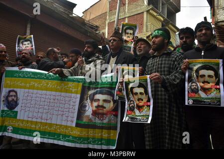 Srinagar, India. Xi Febbraio, 2018. Gli attivisti del Jammu Kashmir Liberation Front (JKLF), azienda di manifesti e banner di Maqbool Bhat, durante una manifestazione di protesta a Srinagar, Indiano Kashmir amministrato. Coprifuoco-simili restrizioni sono state imposte in parti di Srinagar città al seguito di una chiamata per sciopero dei gruppi separatisti per commemorare l anniversario della morte di Maqbool Bhat, il Jammu e Kashmir Liberation Front (JKLF) fondatore che fu impiccato in Delhi 34 anni fa. Credito: Saqib Majeed/SOPA/ZUMA filo/Alamy Live News Foto Stock