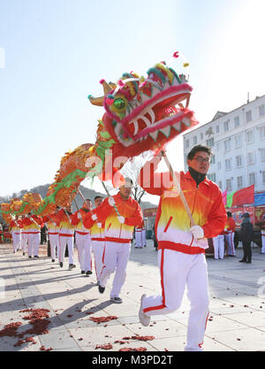 Weihai, la Cina della provincia dello Shandong. Xi Febbraio, 2018. Le persone a svolgere dragon dance per salutare il prossimo Festival di Primavera in Lidao township di Rongcheng City, est della Cina di Provincia di Shandong, 11 febbraio, 2018. Il Festival di Primavera, o il nuovo anno lunare cinese, cade il 16 febbraio di quest'anno. Credito: Wang Fudong/Xinhua/Alamy Live News Foto Stock