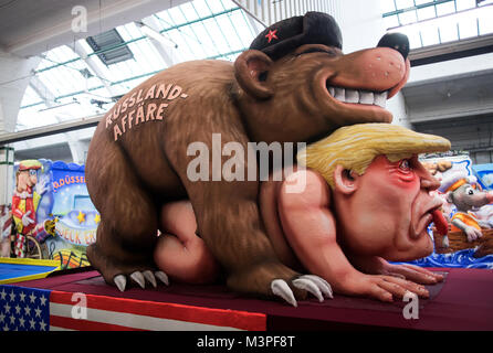 Una caricatura politica galleggiante dotato di un "orso russo' nella parte superiore della figura del 'DDonald Trump, il quarantacinquesimo presidente degli Stati Uniti è preparato per il Rosenmontag (Martedì grasso lunedì) sfilata di carnevale a Duesseldorf in Germania, 12 febbraio 2018. Foto: Marcel Kusch/dpa Foto Stock