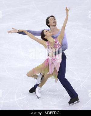 Pyeongchang, Corea del Sud. 12 Feb, 2018. Kana Muramoto (anteriore) e Chris Reed del Giappone competere durante la danza su ghiaccio danza libera di pattinaggio di figura team evento al 2018 PyeongChang Olimpiadi invernali in Gangneung Ice Arena, Corea del Sud, nel febbraio 12, 2018. Il Giappone ha ottenuto il quinto posto di pattinaggio di figura evento di team con 50 punti in totale. Credito: Han Yan/Xinhua/Alamy Live News Foto Stock