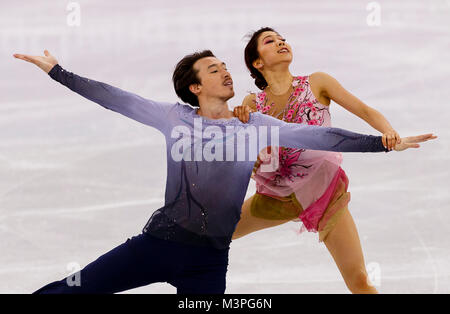 Gangneung, Corea del Sud. 12 Feb, 2018. Kana Muramoto e Chris Reed del Giappone competere durante l'evento di Team la danza su ghiaccio Danza libera al PyeongChang 2018 Giochi Olimpici Invernali a Gangneung Ice Arena lunedì 12 febbraio, 2018. Credito: Paolo Kitagaki Jr./ZUMA filo/Alamy Live News Foto Stock