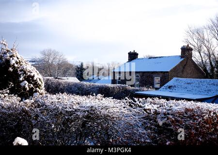 New Mills, Derbyshire, Regno Unito. 12 Feb, 2018. Durante la notte la neve in New Mills, High Peak, Derbyshire. Credito: Giovanni friggitrice/Alamy Live News Foto Stock