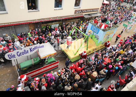 Una caricatura politica galleggiante dotato di 'il Cancelliere tedesco Angela Merkel' prende parte al Rosenmontag (Martedì grasso lunedì) sfilata di carnevale a Colonia, Germania, 12 febbraio 2018. Foto: Rolf Vennenbernd/dpa Foto Stock