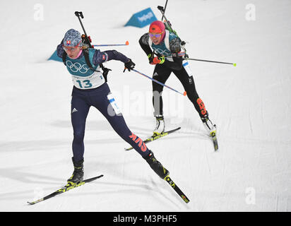 Pyeongchang, Corea del Sud. 12 Feb, 2018. Champion Laura Dahlmeier (R) dalla Germania e dal secondo posto Anastasiya Kuzmina dalla Slovacchia competere durante donne 10km inseguimento caso del biathlon al 2018 PyeongChang Giochi Olimpici Invernali a Alpensia Centro Biathlon in PyeongChang, Corea del Sud, nel febbraio 12, 2018. Credito: Wang Haofei/Xinhua/Alamy Live News Foto Stock