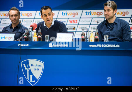 Bochum, Germania. 12 Feb, 2018. Robin Dutt (C), il nuovo allenatore del VfL Bochum, parlando nel corso di una conferenza stampa a Bochum, Germania, 12 febbraio 2018. Accanto a lui sono il direttore sportivo Sebastian Schindzielorz (L) e co-allenatore Heiko Butscher (R). Credito: Guido Kirchner/dpa/Alamy Live News Foto Stock