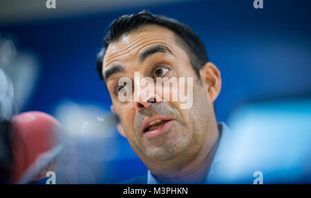 Bochum, Germania. 12 Feb, 2018. Robin Dutt, il nuovo allenatore del VfL Bochum, parlando nel corso di una conferenza stampa a Bochum, Germania, 12 febbraio 2018. Credito: Guido Kirchner/dpa/Alamy Live News Foto Stock