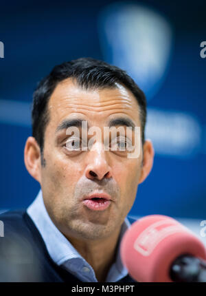 Bochum, Germania. 12 Feb, 2018. Robin Dutt, il nuovo allenatore del VfL Bochum, parlando nel corso di una conferenza stampa a Bochum, Germania, 12 febbraio 2018. Credito: Guido Kirchner/dpa/Alamy Live News Foto Stock