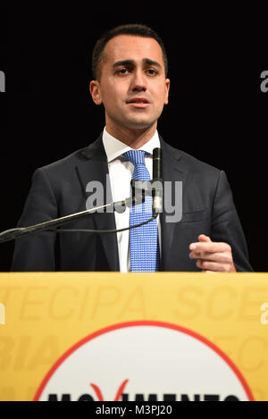 Napoli, Italia. 12 Feb, 2018. Napoli, il leader dei cinque stelle di movimento (M5S) candidato per il Primo Ministro Luigi Di Maio presenta il suo programma elettorale per le prossime elezioni generali del mese di marzo in una convenzione presso il teatro Sannazzaro di Napoli. In Luigi Di Maio Credit: Indipendente Agenzia fotografica/Alamy Live News Foto Stock