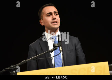 Napoli, Italia. 12 Feb, 2018. Napoli, il leader dei cinque stelle di movimento (M5S) candidato per il Primo Ministro Luigi Di Maio presenta il suo programma elettorale per le prossime elezioni generali del mese di marzo in una convenzione presso il teatro Sannazzaro di Napoli. In Luigi Di Maio Credit: Indipendente Agenzia fotografica/Alamy Live News Foto Stock