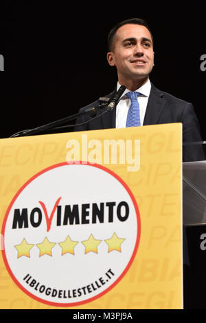 Napoli, Italia. 12 Feb, 2018. Napoli, il leader dei cinque stelle di movimento (M5S) candidato per il Primo Ministro Luigi Di Maio presenta il suo programma elettorale per le prossime elezioni generali del mese di marzo in una convenzione presso il teatro Sannazzaro di Napoli. In Luigi Di Maio Credit: Indipendente Agenzia fotografica/Alamy Live News Foto Stock