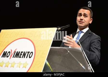 Napoli, Italia. 12 Feb, 2018. Napoli, il leader dei cinque stelle di movimento (M5S) candidato per il Primo Ministro Luigi Di Maio presenta il suo programma elettorale per le prossime elezioni generali del mese di marzo in una convenzione presso il teatro Sannazzaro di Napoli. In Luigi Di Maio Credit: Indipendente Agenzia fotografica/Alamy Live News Foto Stock