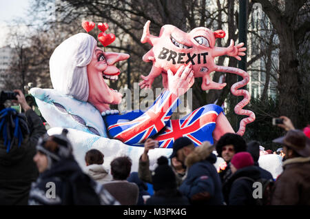 Duesseldorf, Germania. 12 Feb, 2018.una caricatura politica galleggiante dotato di "Theresa Maggio, primo ministro del Regno Unito" prende parte al Rosenmontag (Martedì grasso lunedì) sfilata di carnevale a Duesseldorf in Germania, 12 febbraio 2018. Foto: Marcel Kusch/dpa Credito: dpa picture alliance/Alamy Live News Foto Stock