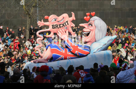 Duesseldorf, Germania. 12 Feb, 2018.una caricatura politica galleggiante dotato di "Theresa Maggio, primo ministro del Regno Unito" prende parte al Rosenmontag (Martedì grasso lunedì) sfilata di carnevale a Duesseldorf in Germania, 12 febbraio 2018. Foto: Ina Fassbender/dpa Credito: dpa picture alliance/Alamy Live News Foto Stock