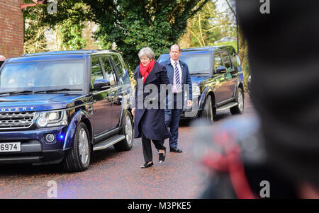 Belfast, Regno Unito. 12 Febbraio, 2018. Il Primo Ministro britannico Theresa Maggio arriva a casa di Stormont a Belfast per soddisfare i partiti politici come essi riprendere gli sforzi per ripristinare la condivisione del potere. Belfast: UK:12 Feb 2018 Credit: Mark inverno/Alamy Live News Foto Stock