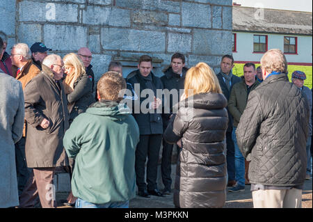 Forni, Irlanda. 12 Feb, 2018. I funerali del calciatore Liam Miller ha avuto luogo oggi a San Giovanni Battista, forni, County Cork, Irlanda. Un numero enorme di persone in lutto hanno assistito ai funerali, compresi molti calciatori di Miller del vecchio club, compresa la città di Cork, celtica e il Manchester United. Nella foto sono ex compagni di squadra Kevin Doyle, Kevin Kilbane e Alan Bennett. Credito: Andy Gibson/Alamy Live News. Foto Stock