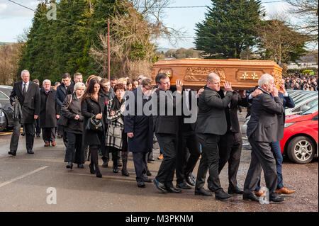 Forni, Irlanda. 12 Feb, 2018. I funerali del calciatore Liam Miller ha avuto luogo oggi a San Giovanni Battista, forni, County Cork, Irlanda. Un numero enorme di persone in lutto hanno assistito ai funerali, compresi molti calciatori di Miller del vecchio club, compresa la città di Cork, celtica e il Manchester United. La bara di Liam Miller è portato al suo ultimo luogo di riposo nel cimitero di San Giovanni Battista Chiesa seguita da centinaia di persone in lutto. Credito: Andy Gibson/Alamy Live News. Foto Stock