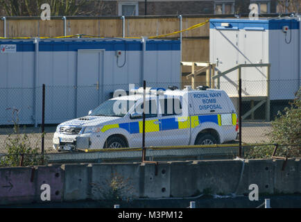 Londra, UK, 12 febbraio 2018 Royal Navy Bomb Squad partecipando alla II Guerra Mondiale bombe inesplose incidente al London City Airport in London Royal Docks Credito: un Christy/Alamy Live News. Foto Stock