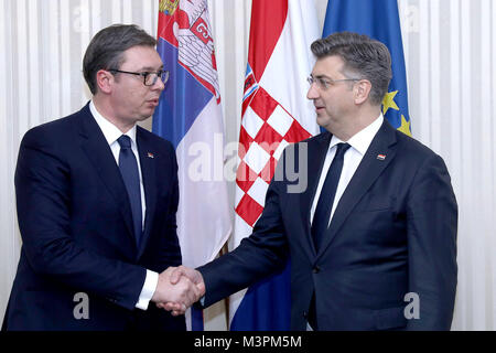 Zagabria, Croazia. 12 Feb, 2018. Primo ministro croato Andrej Plenkovic (R) scuote le mani con la visita il presidente serbo Aleksandar Vucic a Zagabria in Croazia, nel febbraio 12, 2018. Credito: Patrik Macek/Xinhua/Alamy Live News Foto Stock