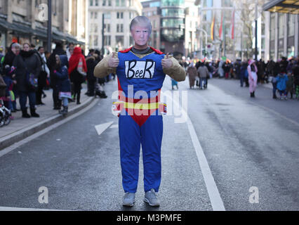 Un carnevale goer indossando un Donald Trump costume prende parte al Rosenmontag (Martedì grasso lunedì) sfilata di carnevale a Duesseldorf in Germania, 12 febbraio 2018. Foto: Ina Fassbender/dpa Credito: dpa picture alliance/Alamy Live News Foto Stock