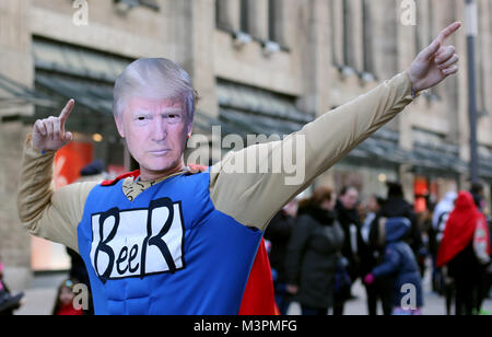 Un carnevale goer indossando un Donald Trump costume prende parte al Rosenmontag (Martedì grasso lunedì) sfilata di carnevale a Duesseldorf in Germania, 12 febbraio 2018. Foto: Ina Fassbender/dpa Credito: dpa picture alliance/Alamy Live News Foto Stock