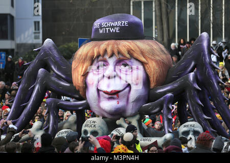 Duesseldorf, Germania, 12 febbraio 2018. Una caricatura politica galleggiante dotato di 'il Cancelliere tedesco Angela Merkel del cristiano Unione democratica, come un black widow spider' prende parte al Rosenmontag (Martedì grasso lunedì) sfilata di carnevale a Duesseldorf in Germania, 12 febbraio 2018. Foto: Ina Fassbender/dpa Credito: dpa picture alliance/Alamy Live News Foto Stock