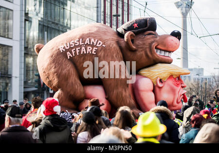 Duesseldorf, Germania, 12 febbraio 2018. Una caricatura politica galleggiante dotato di un "orso russo' nella parte superiore della figura del 'DDonald Trump, il quarantacinquesimo presidente degli Stati Uniti di prendere parte al Rosenmontag (Martedì grasso lunedì) sfilata di carnevale a Duesseldorf in Germania, 12 febbraio 2018. Foto: Marcel Kusch/dpa Credito: dpa picture alliance/Alamy Live News Foto Stock