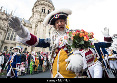 Mainz, Germania, 12 febbraio 2018. Un carnevale-goer in costume prende parte al Rosenmontag (Martedì grasso lunedì) sfilata di carnevale a Mainz, Germania, 12 febbraio 2018. Il 'Rosenmontagsumzug' (Carnival lunedì processione) è il momento clou del carnevale di Magonza sono essere Credito: dpa picture alliance/Alamy Live News Foto Stock