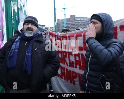 Febbraio 12, 2018 - un gruppo di disoccupati di scampia sostenendo per mancanza di lavoro.Il presidente della Camera dei Deputati italiana ha visitato Scampia presso il centro sportivo di Gianni Maddaloni, padre del campione olimpico Judo a Sydney 200 nel judo.un grande numero di cittadini lo attendeva, come pure un gruppo di manifestanti di Scampia del credito di lavoro: Fabio Sasso/ZUMA filo/Alamy Live News Foto Stock