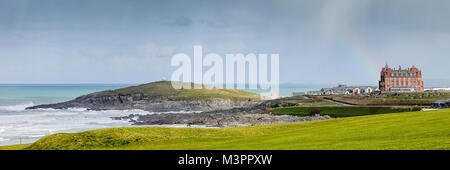 Esplanade Road, Newquay. Il 12 febbraio 2018. Sole e docce attraverso il West Country oggi. Fistral Bay a Newquay in Cornovaglia. Credito: James jagger/Alamy Live News Foto Stock