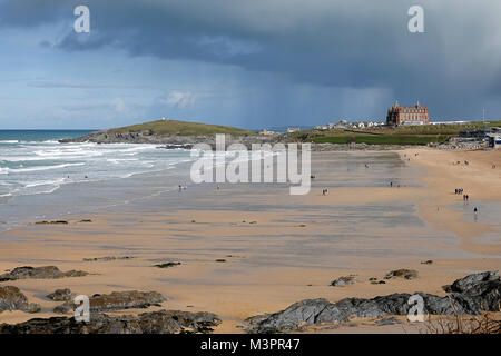 Esplanade Road, Newquay. Il 12 febbraio 2018. Sole e docce attraverso il West Country oggi. Fistral Bay a Newquay in Cornovaglia. Credito: James jagger/Alamy Live News Foto Stock