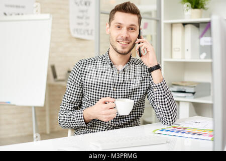 Giovane uomo che pongono al lavoro Foto Stock