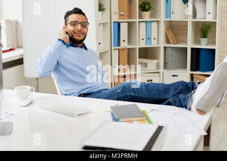 Medio Oriente Giovane rilassante nel luogo di lavoro Foto Stock
