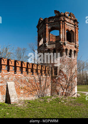 Angolo distrutta torre di osservazione di mattoni rossi nel complesso architettonico Fedorovsky cittadina in Alexander Park a Carskoe Selo a San Pietroburgo Foto Stock