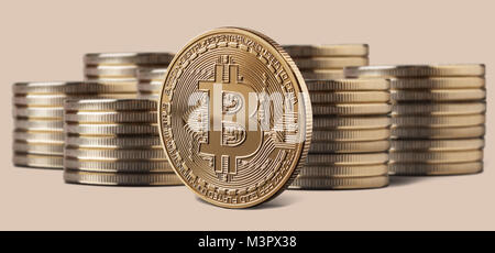 Singola moneta bitcoin o icona in piedi di fronte a pile di monete su un sfondo beige. E Cryptocurrency blockchain concetto, può essere utilizzata per video o Foto Stock