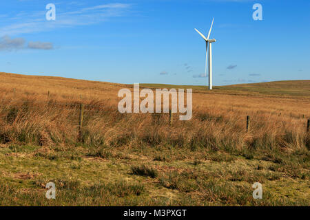 Turbina eolica a "Pant Y Wal' wind farm Ogmore Vale, Bridgend South Wales UK. Mostra una singola turbina contro un cielo blu con nuvole. Foto Stock