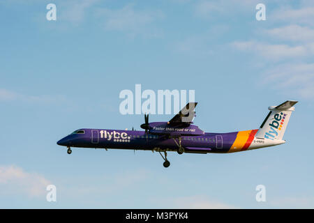 Flybe Bombardier Dash 8 avvicinando l'Aeroporto di Birmingham, UK (G-PRPO) Foto Stock