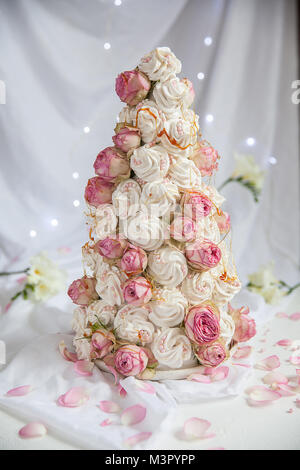 Stile russo marshmallows - zefir croquembouche con rose fiori Foto Stock