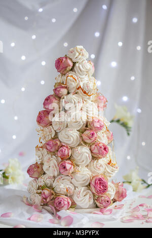 Stile russo marshmallows - zefir croquembouche con rose fiori Foto Stock