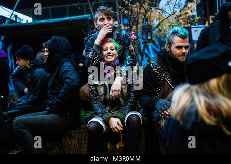 L'atmosfera era grande tra i partecipanti provenienti da diverse ala sinistra i gruppi politici e le frazioni di anarchico da Copenhagen. Qui è una giovane coppia è avere un buon tempo prima del mese di marzo. Dennmark 2013. Foto Stock