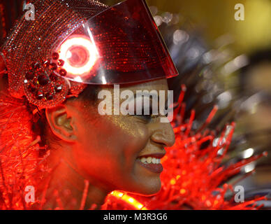 Rio de Janeiro, 11 febbraio 2018. Sfilata delle scuole di samba durante il carnevale di Rio de Janeiro, considerato il più grande carnevale nel mondo, Foto Stock