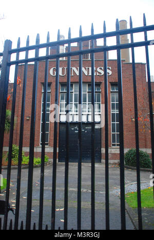 Edificio di Guinness dietro cancelli chiusi, Dublino, Irlanda Foto Stock