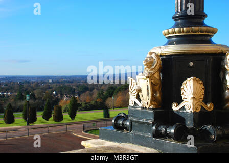 Lion figura su una lampada posta in Stormont, Belfast, Irlanda del Nord, Regno Unito Foto Stock