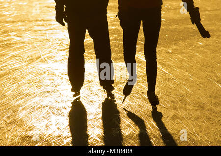 Silhouet di due pattinatori su un fiume congelato con retroilluminazione, Paesi Bassi Foto Stock