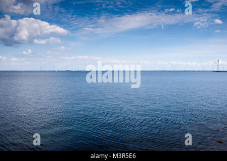 Middelgrunden è un offshore wind farm in Øresund al di fuori di Copenhagen in Danimarca Foto Stock